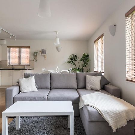 Bright 2Br Apartment - 2 Free Parking Spaces - Near Lgw Airport Crawley  Bagian luar foto