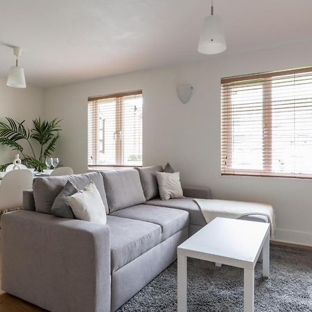Bright 2Br Apartment - 2 Free Parking Spaces - Near Lgw Airport Crawley  Bagian luar foto
