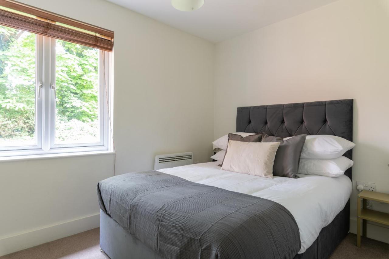 Bright 2Br Apartment - 2 Free Parking Spaces - Near Lgw Airport Crawley  Bagian luar foto