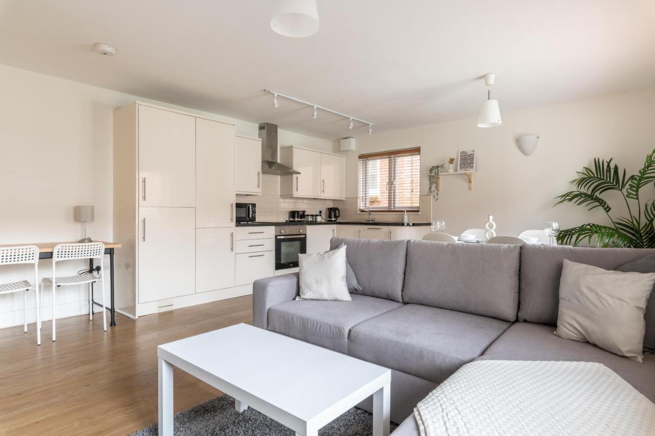 Bright 2Br Apartment - 2 Free Parking Spaces - Near Lgw Airport Crawley  Bagian luar foto