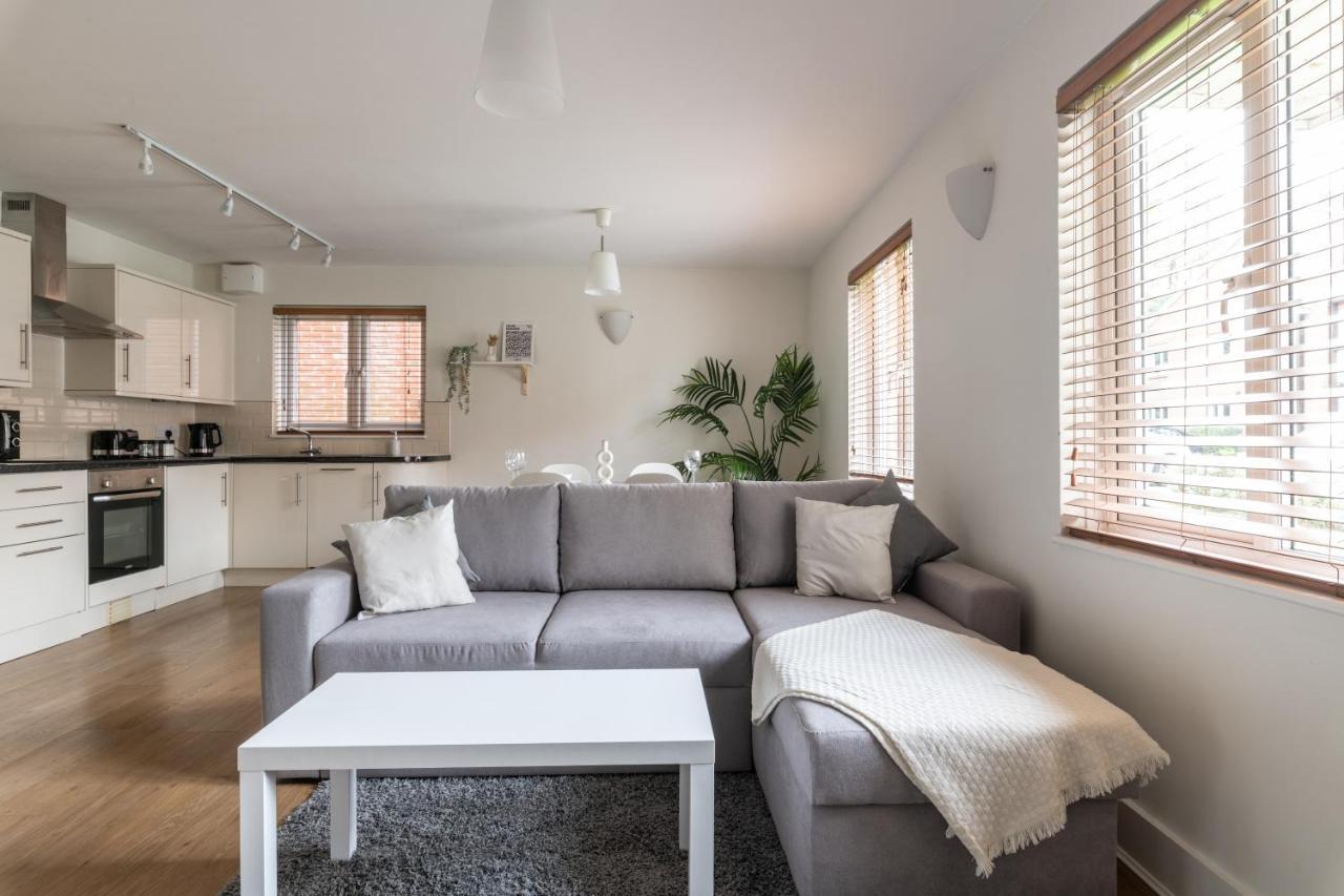 Bright 2Br Apartment - 2 Free Parking Spaces - Near Lgw Airport Crawley  Bagian luar foto