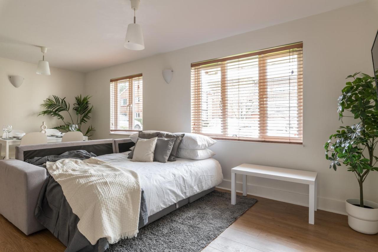 Bright 2Br Apartment - 2 Free Parking Spaces - Near Lgw Airport Crawley  Bagian luar foto