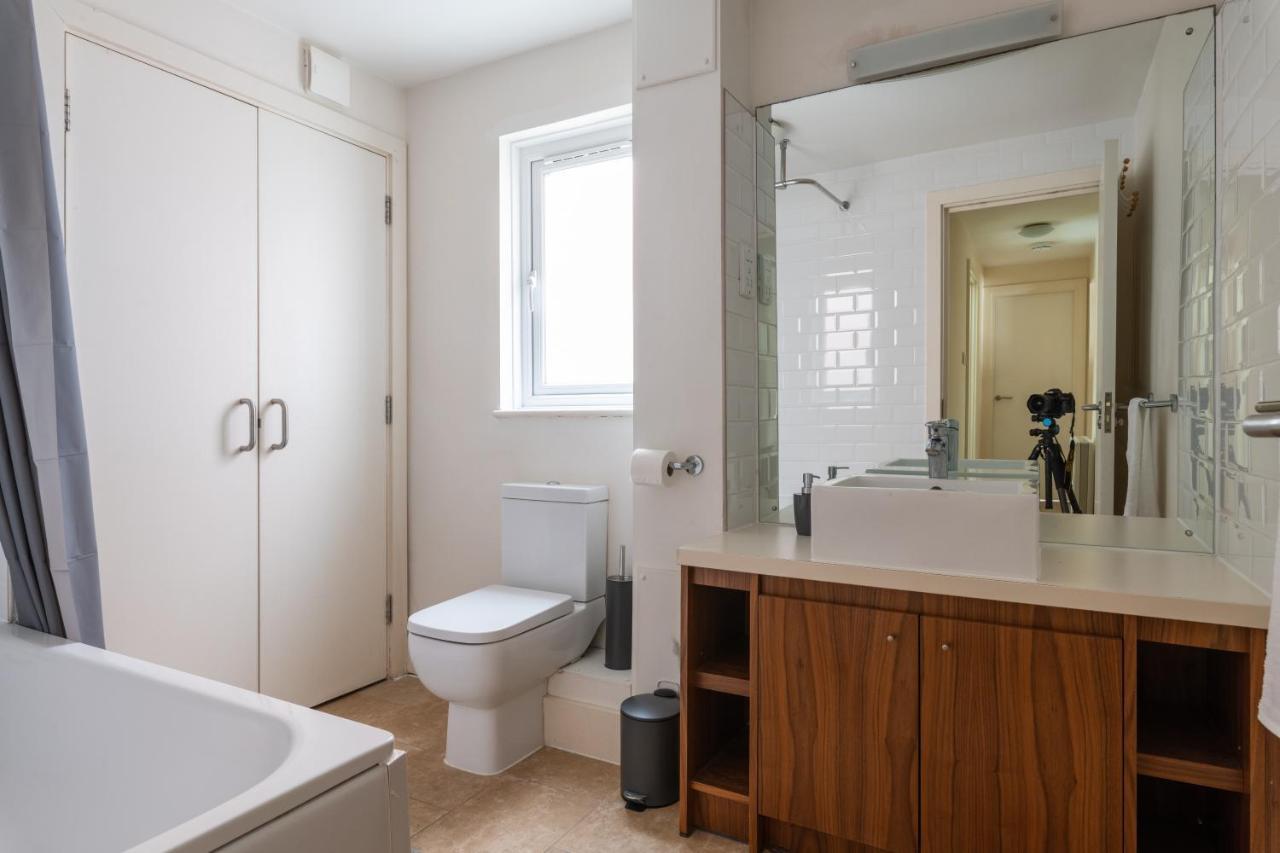 Bright 2Br Apartment - 2 Free Parking Spaces - Near Lgw Airport Crawley  Bagian luar foto